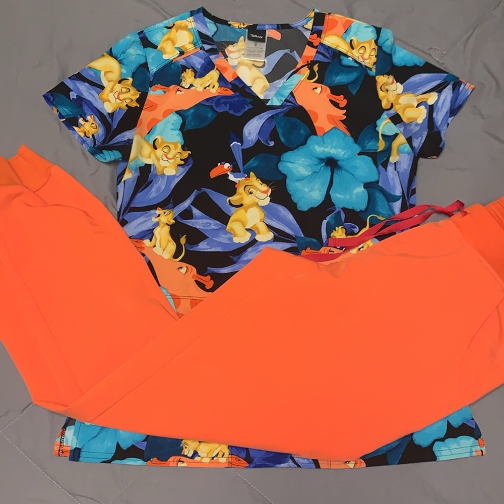 FIGS Zamora MT Disney Lion King scrub top Small
